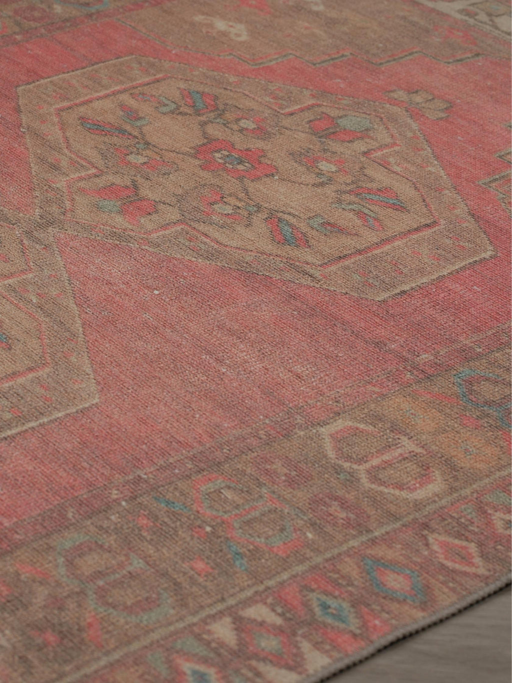 Vintage rug Ceren Lomé